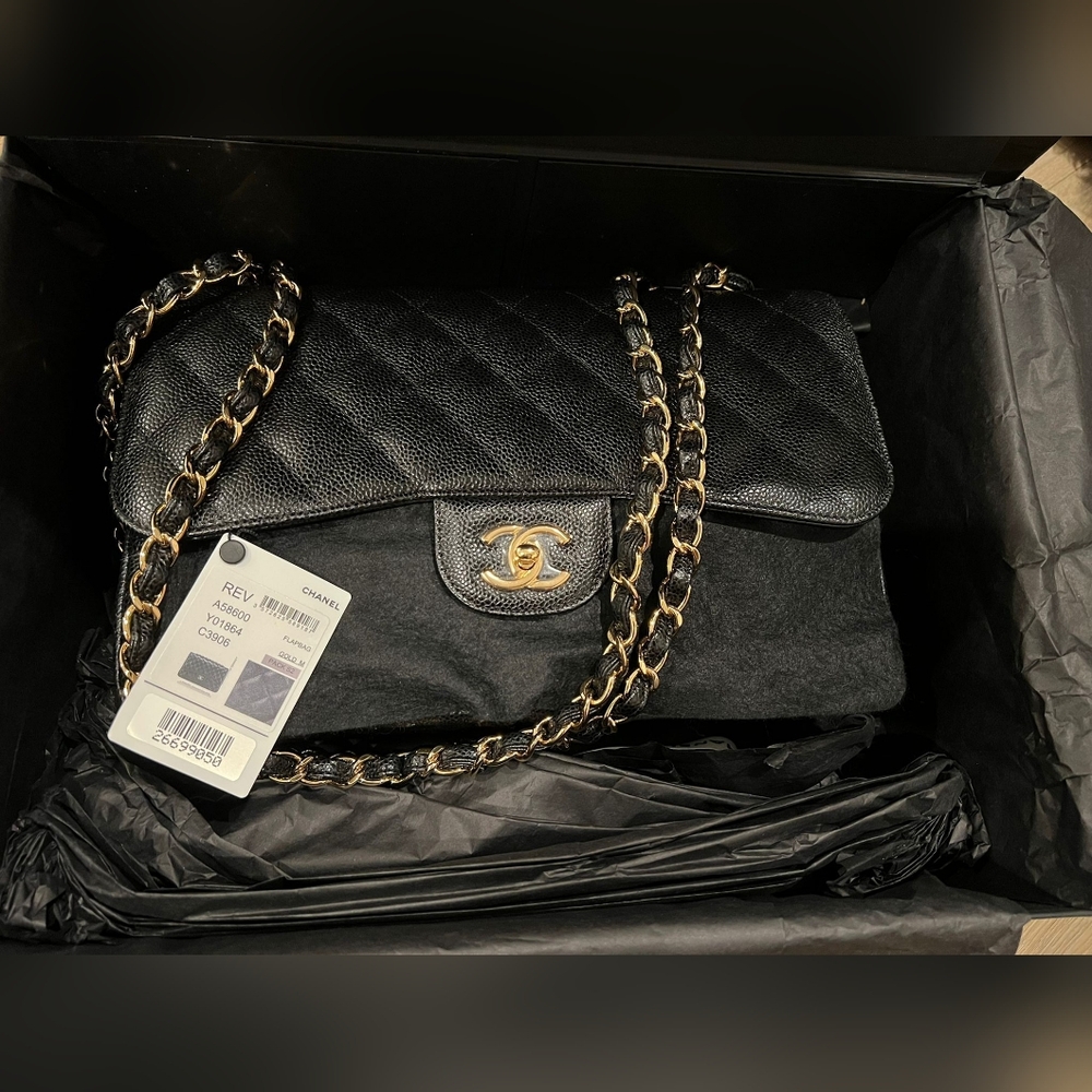Gorgeous Chanel Black Quilted  Shoulder Bag with Gold Chain 💯Fabulous